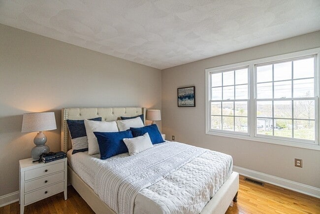 Building Photo - 32 Waltham St