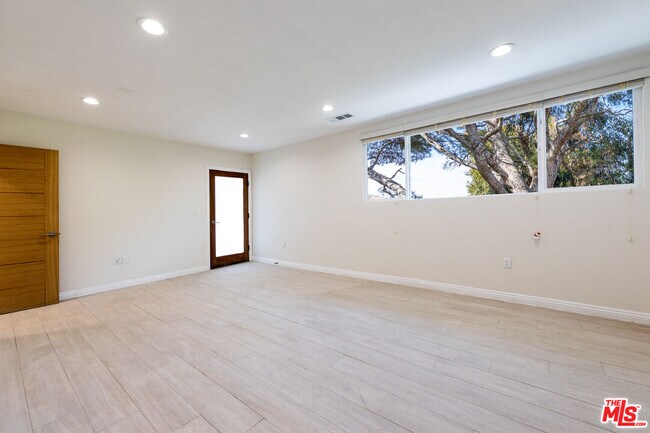 Building Photo - 719 S Westgate Ave
