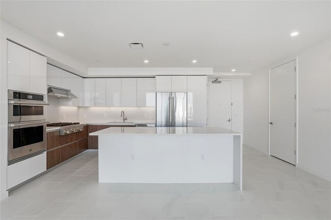 Building Photo - 400 Central Ave