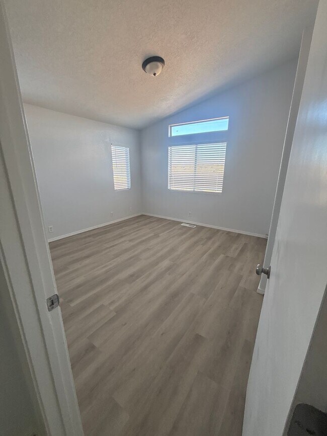 Building Photo - 5 Bedroom House