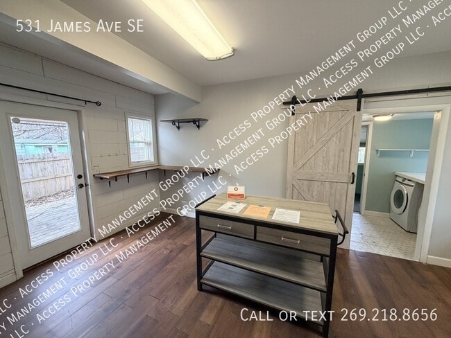 Building Photo - 531 James Ave SE