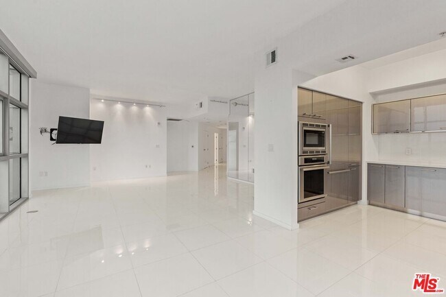 Building Photo - 13700 Marina Pointe Dr