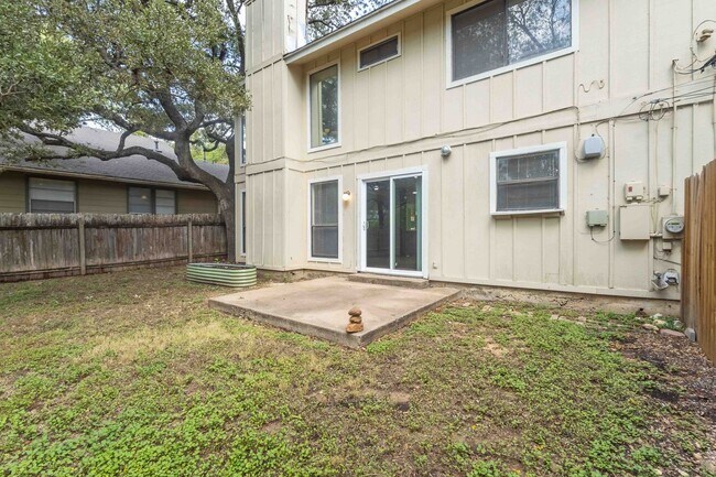 Building Photo - 3901 Knollwood Dr