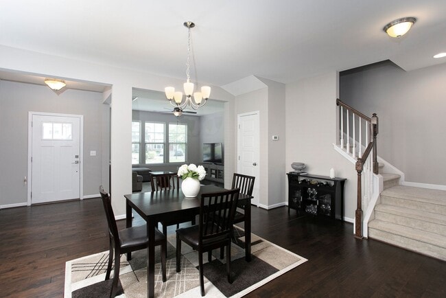 Building Photo - Beautiful 3 bedroom, 2.5 bath end unit townhome home!