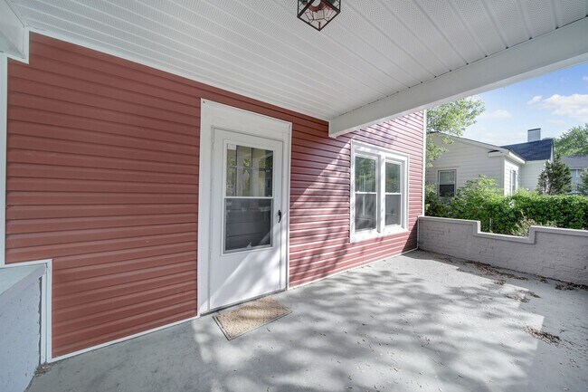 Building Photo - Lovely Two Story, 3 Bedrooms, 2 Bath Home