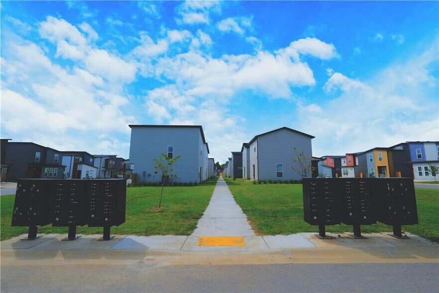 Walking trails and mailboxes - 940 Ventnor Ave