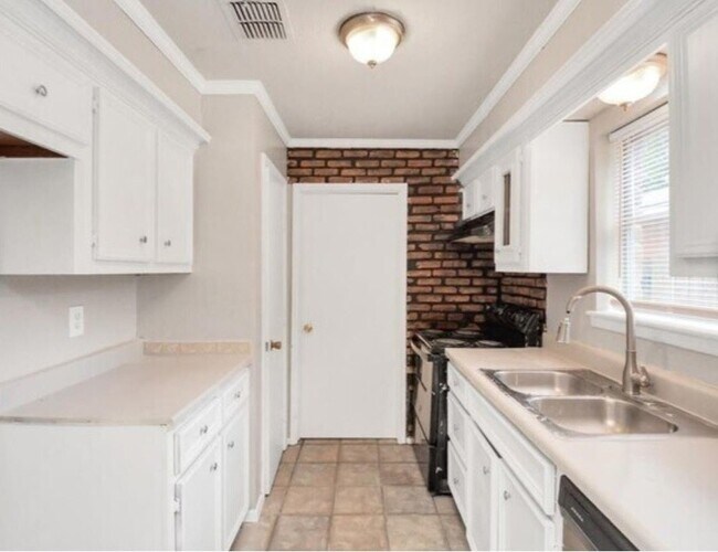 Building Photo - 4803 Beechaven St