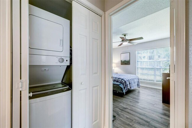 Building Photo - 1860 White Oak Dr