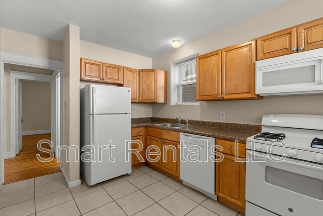 Building Photo - 5065 Lindenwood Ave