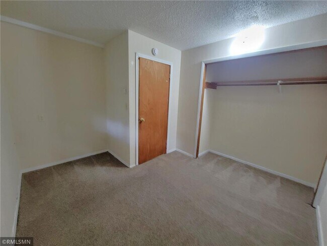 Building Photo - 545 Birchcrest Dr