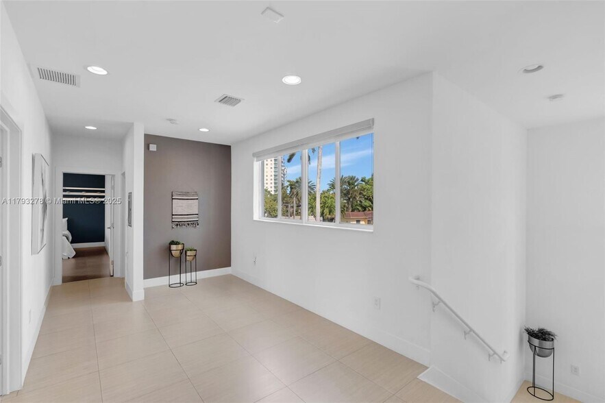 Building Photo - 7800 Center Bay Dr