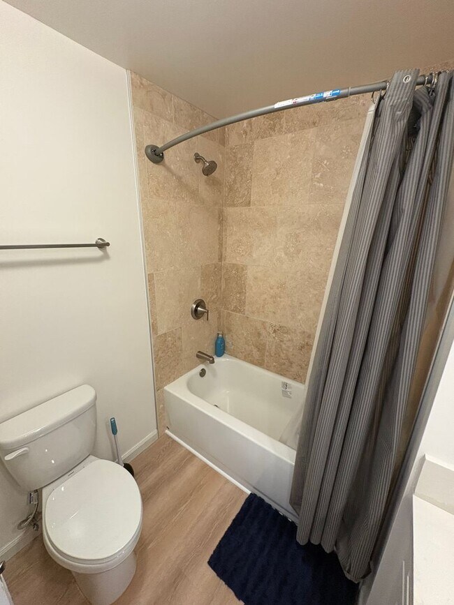 Building Photo - Beautiful views at Banyan Tree Plaza! 2 bedroom, 2 bath, 1 parking