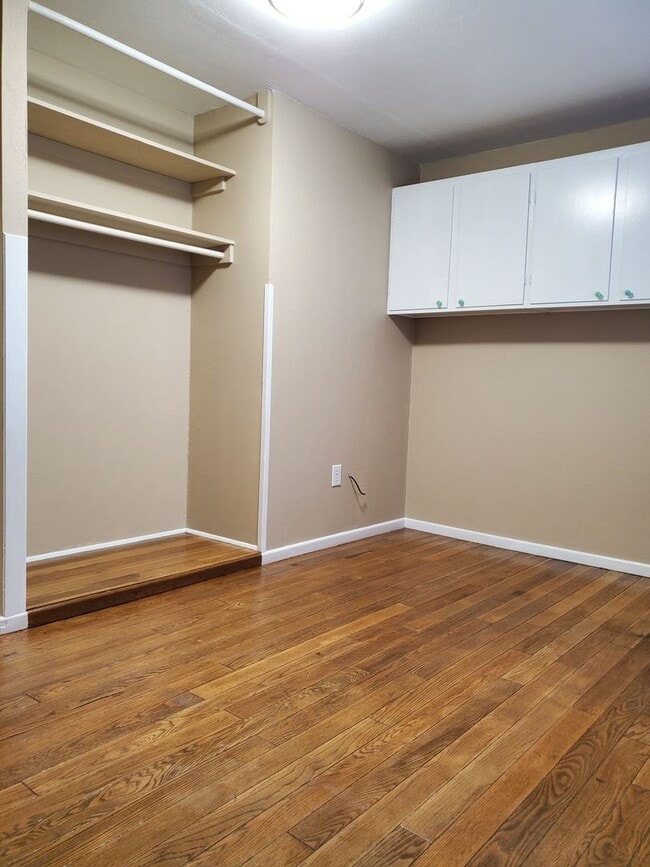 Building Photo - Charming 3 bedroom 1 bath Sheridan Park/Ma...