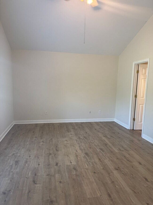 Building Photo - Updated 3 bedroom