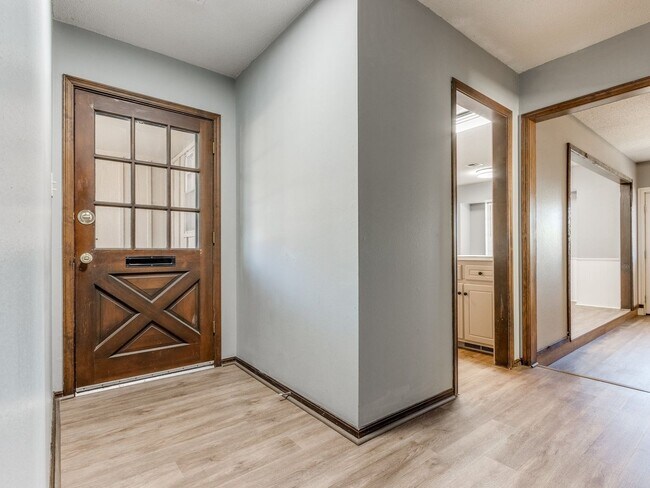 Building Photo - 3 Bed 2 Bath 2 Car Garage in Shawnee!