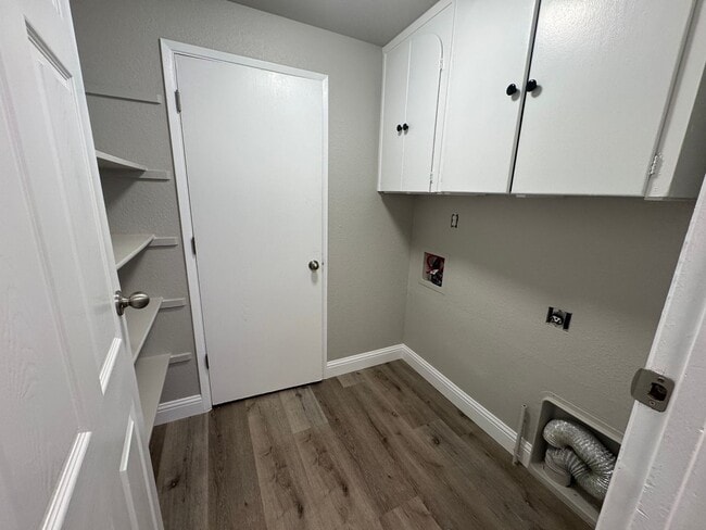 Building Photo - 3 bedroom, 2 bath, two car garage in Stead- pets welcome!