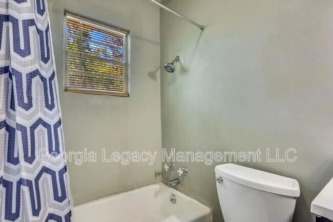 Building Photo - 65 Hughes St