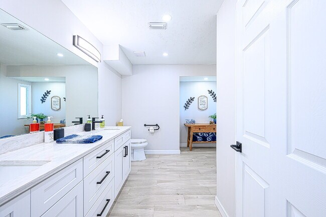 Building Photo - Waterfront Furnished Pool Home with Gulf &...