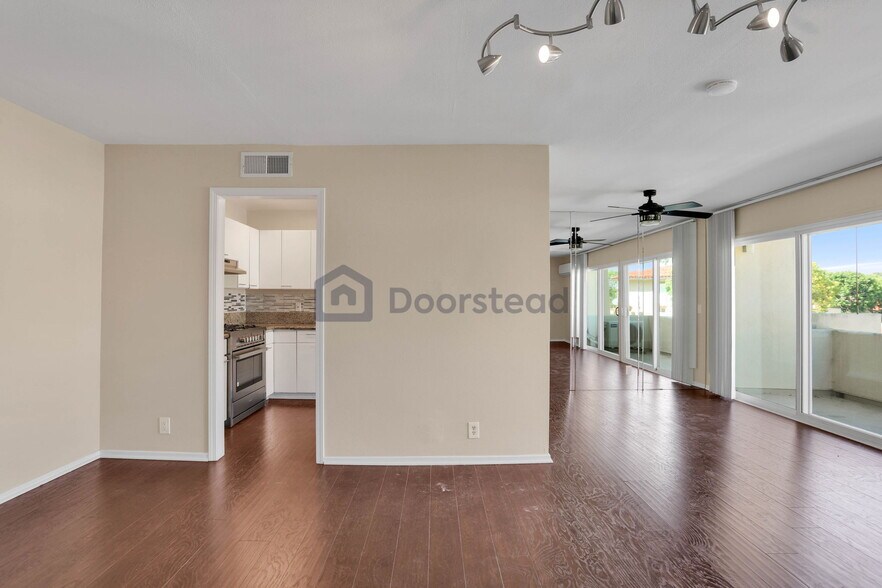 Building Photo - 2317 Eastbluff Dr