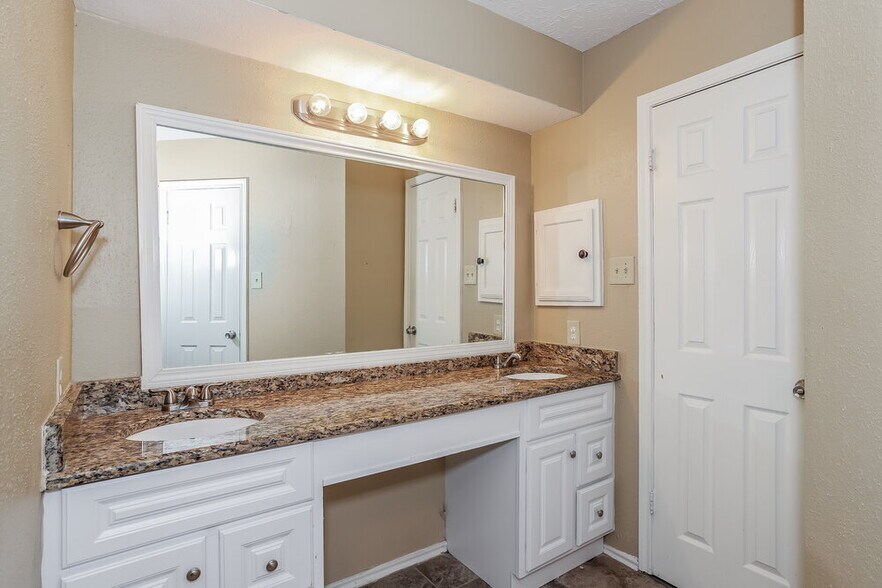 Building Photo - 6042 Beaconridge Dr