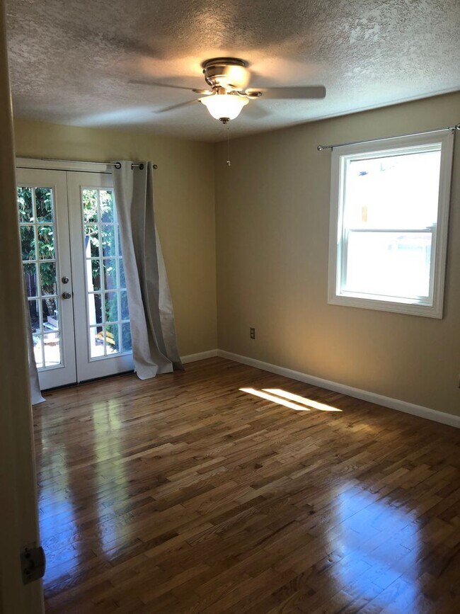 Building Photo - Live Large in the Heart of NW Corvallis!