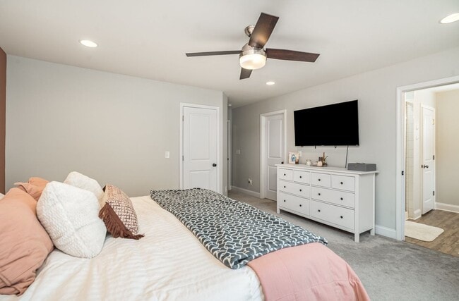 Building Photo - Charming 3-Bedroom Townhome Close to Every...
