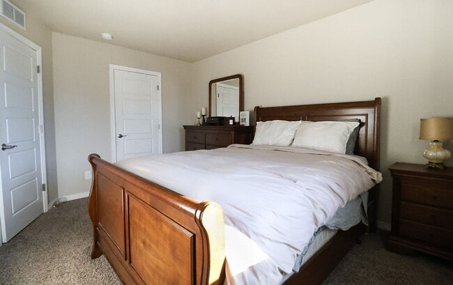 Building Photo - 3 Bedroom, 2.5 Bathroom Townhome. June 2026 Move-In! 2-year lease option!