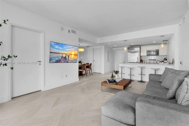 Building Photo - 1300 Brickell Bay Dr