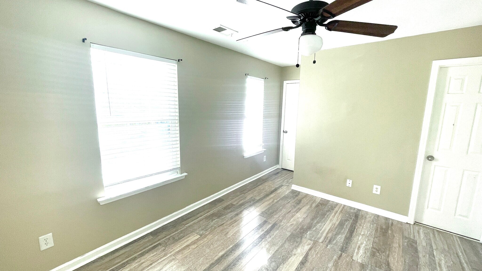 Building Photo - 711 Crestwell Cir SW
