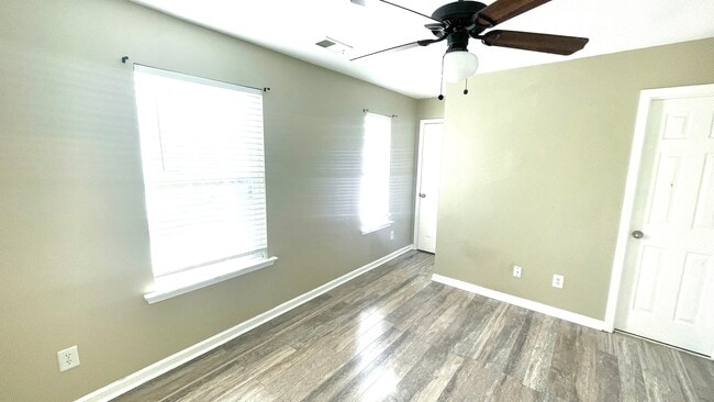 Building Photo - 711 Crestwell Cir SW