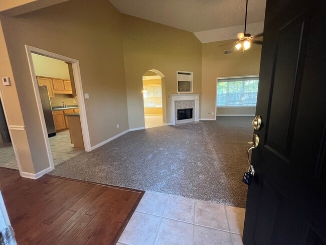 Building Photo - Fenced in back yard! Split bedroom floor plan! Pets are owner's approval, fees do apply.