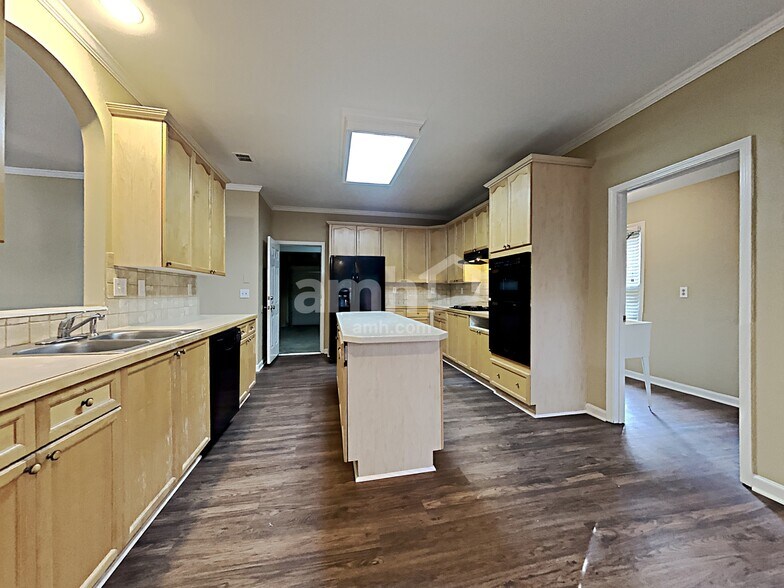 Building Photo - 2079 Sugar Springs Dr