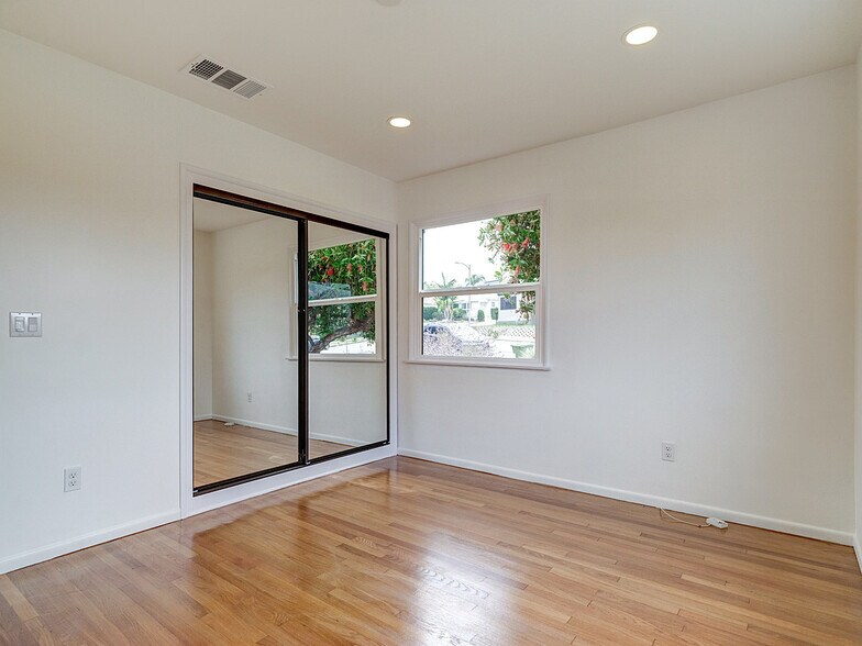 Building Photo - 7101 W 85th St