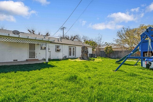 Building Photo - 1415 W Roseburg Ave