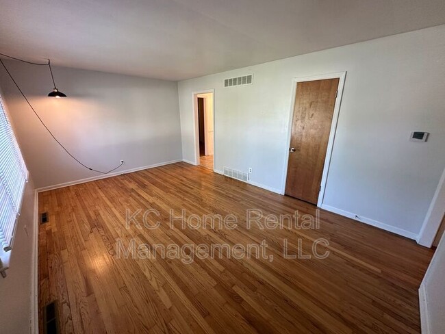 Building Photo - 5911 Farley Ave