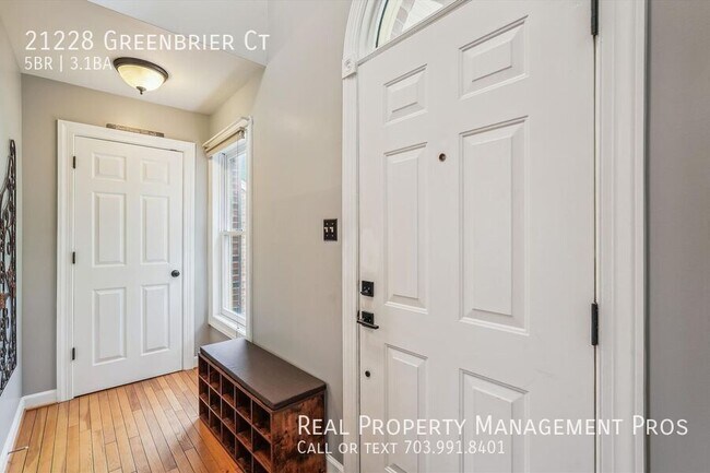 Building Photo - 21228 Greenbrier Ct