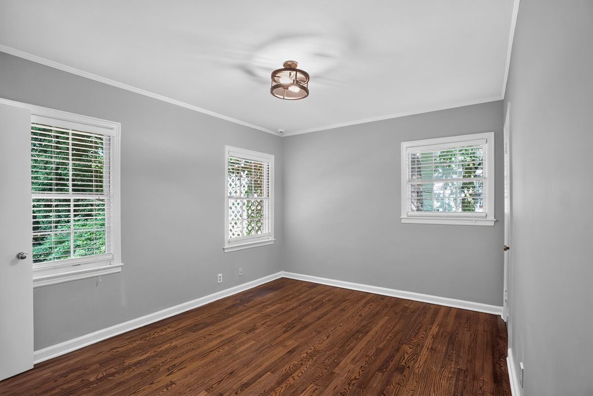 Building Photo - 807 Cardova Dr NE