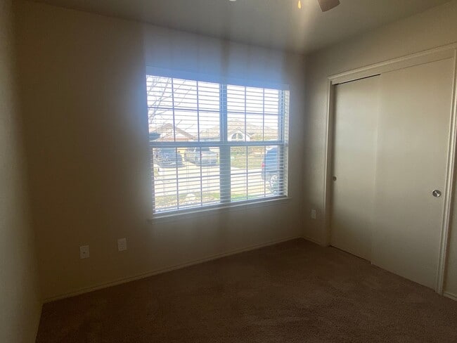 Building Photo - 3 Bedroom Conveniently Located
