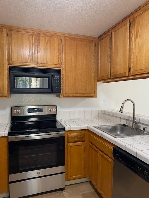 Building Photo - 1801 Woodlake Dr