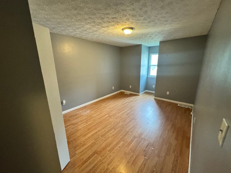 Building Photo - Room in Apartment on River Park Dr