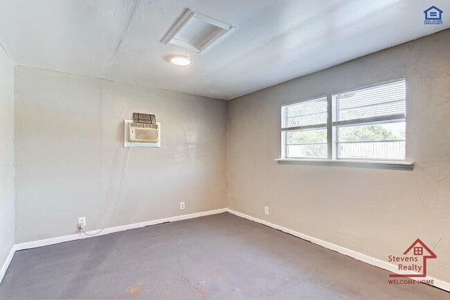 Building Photo - 4225 SE Elmhurst Ln