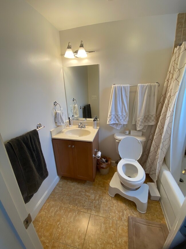 Building Photo - 1417 Newton St NW