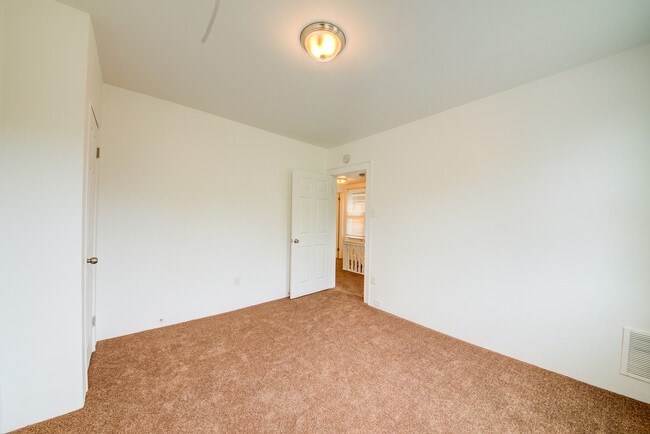 Building Photo - AVAILABLE AUGUST 2026 - RENOVATED 2+ Bedroom Home in MT. WASHINGTON!