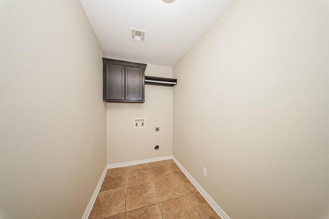 Building Photo - 9423 Peachtree Ln