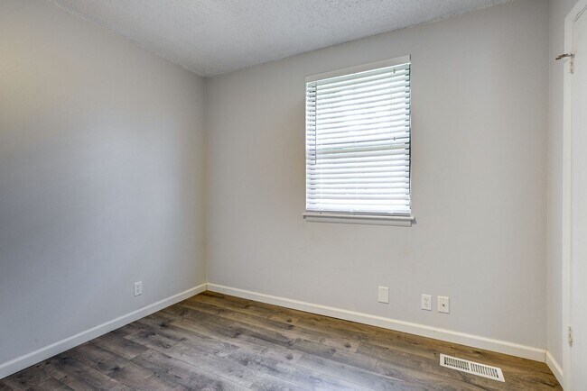 Building Photo - Newly Updated Home Just Minutes From Downt...