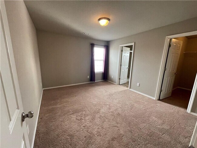 Building Photo - Spacious 3-Bedroom Springdale Home with Fenced Yard