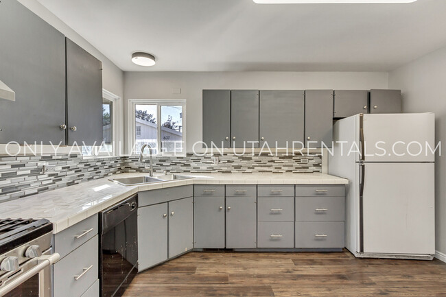 Building Photo - 639 600 W