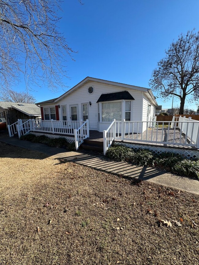 Building Photo - Beautiful 3bd 2 bath by the Water