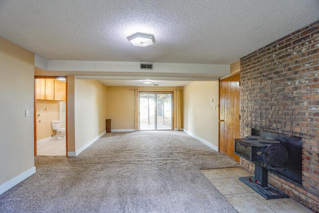 Building Photo - FOUR BEDROOM SPLIT LEVEL IN SALMON CREEK