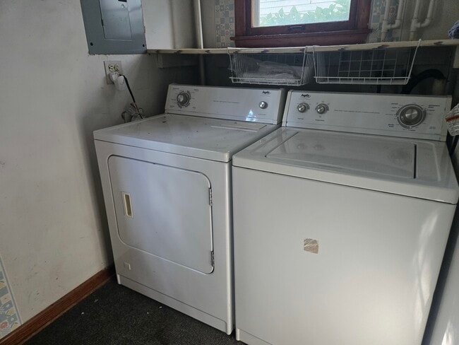 Building Photo - 608 Deerpath Dr